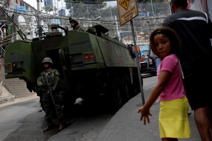 Xe quân sự của quân đội Brazil trên đường phố Rio de Janeiro. Ảnh: Reuters.