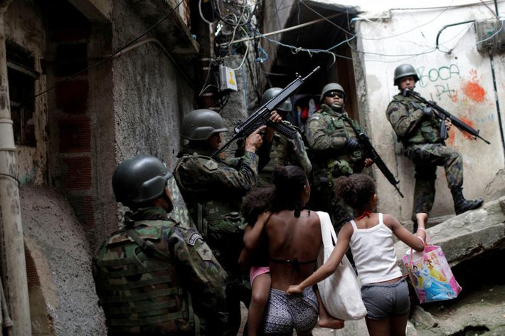 Quân đội Brazil đã triển khai gần 1.000 binh sĩ để tham gia vào chiến dịch trấn áp tội phạm ma túy ở khu ổ chuột Rocinha của thành phố Rio de Janeiro. Ảnh: Reuters.