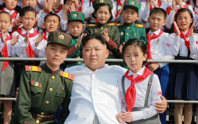 Ông Kim Jong-un chụp ảnh cùng các em học sinh khi tới theo dõi buổi biểu diễn “Chúng tôi là những người hạnh phúc nhất trên thế giới” để kỷ niệm 70 năm ngày thành lập Liên đoàn Thiếu nhi Triều Tiên. Ảnh: Telegraph.