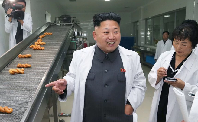 Ông Kim Jong-un thăm nhà máy "mùng 2 tháng 11" của quân đội Triều Tiên. Ảnh: Telegraph.