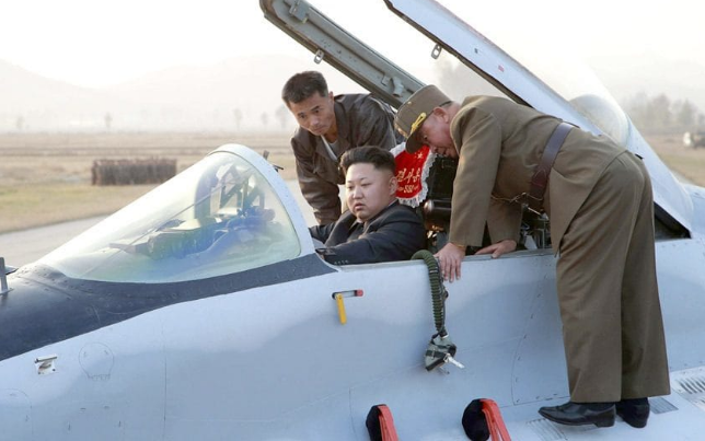 Ông Kim ngồi trên một chiếc chiến đấu cơ. Ảnh: Telegraph.