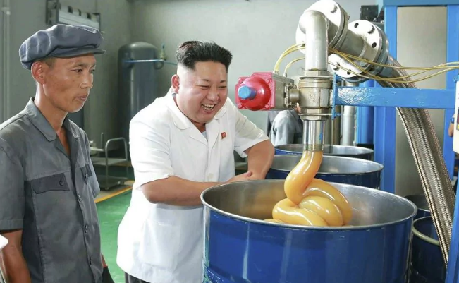 Nhà lãnh đạo Kim Jong-un thăm nhà máy Chonji ở Triều Tiên. Ảnh: Telegraph.