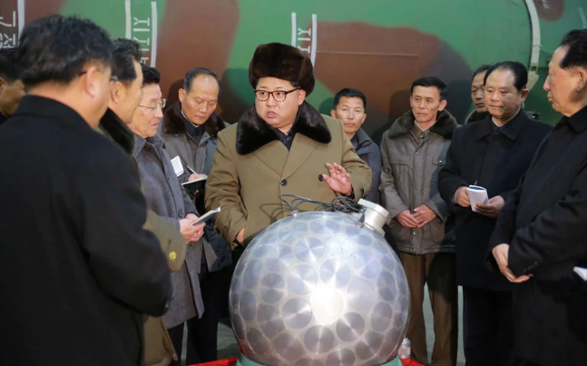 Nhà lãnh đạo Triều Tiên Kim Jong-un trao đổi với các nhà khoa học và kỹ thuật viên về việc nghiên cứu phát triển vũ khí hạt nhân tại một địa điểm không xác định ở Triều Tiên. Ảnh: Telegraph.