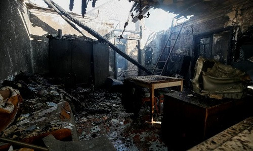 Ngôi nhà này gần như bị phá hủy hoàn toàn trong vụ nổ kho vũ khí ở Ukraine đêm 26/9. Ảnh: Reuters.