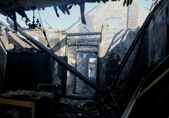 Ngôi nhà gần kho vũ khí vừa phát nổ đã bị cháy rụi. Ảnh: Reuters.