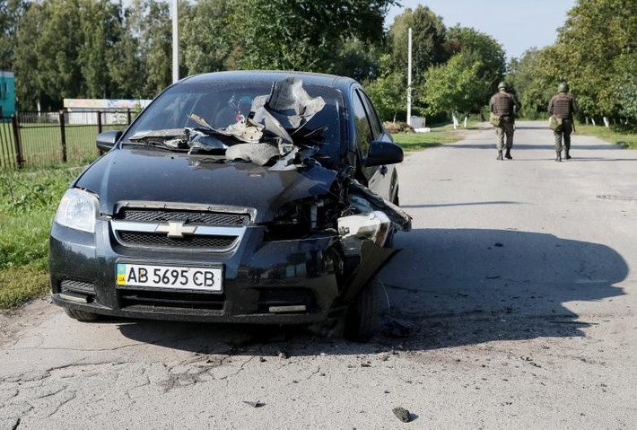 Chiếc ô tô bị hư hại trong vụ nổ ở thị trấn Kalynivka. Ảnh: Reuters.