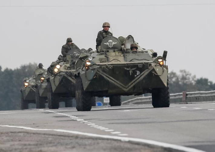 Đoàn xe bọc thép chở quân của Ukraine di chuyển trên con đường gần hiện trường vụ nổ. Ảnh: Reuters.