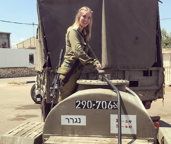 Cô gái Israel trong bộ quân phục toát lên vẻ đẹp quyến rũ “thiêu đốt” mọi ánh nhìn. Ảnh: Instagram.