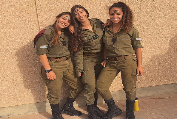 Ba nữ binh Israel cười rạng rỡ trong bức ảnh chụp chung. Ảnh: Instagram.