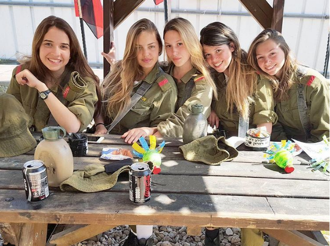Trong đó, nam giới Israel sẽ phải nhập ngũ ba năm còn thời gian đối với nữ giới là hai năm. Ảnh: Instagram.