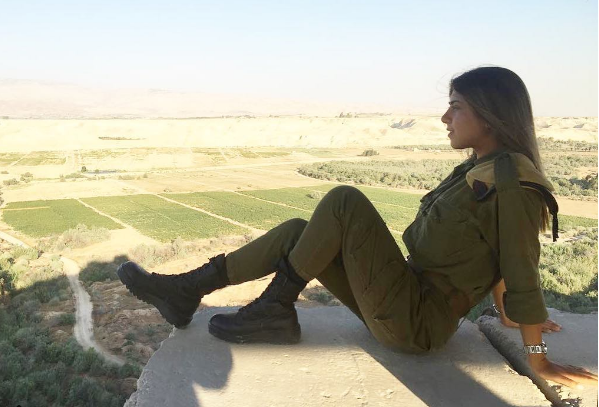 Khoảnh khắc thư giãn của một nữ binh Israel. Ảnh: Instagram.