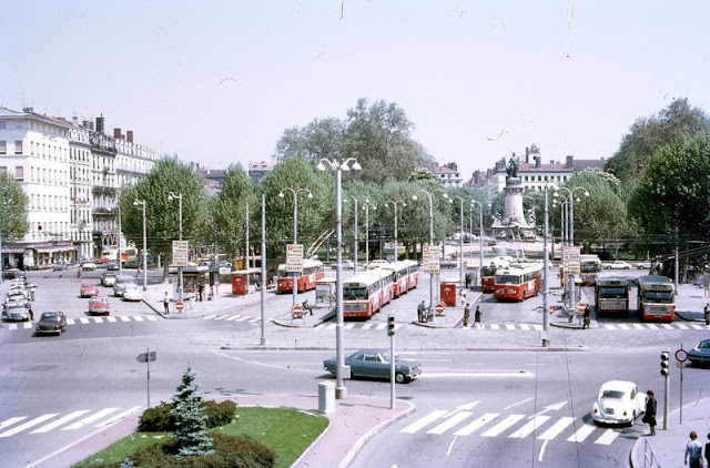 Khu vực phía trước nhà ga ở Lyon, Pháp, hồi những năm 1970. Ảnh: VT.