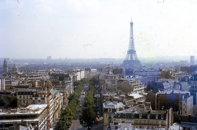 Tháp Eiffel nổi tiếng ở thủ đô của nước Pháp nhìn từ xa. Ảnh: VT.
