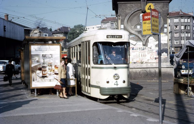Hành khách lên xe điện số 527 ở Saint-Étienne, Pháp, hồi năm 1970. Ảnh: VT.