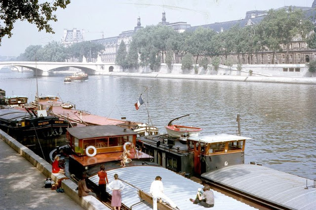 Rất nhiều sà lan neo đậu trên sông Seine ở Paris. Ảnh: VT.