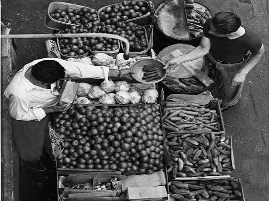 Người dân bán hàng tại Little Italy, một vùng lân cận ở thành phố New York, năm 1962. Ảnh: ATI.