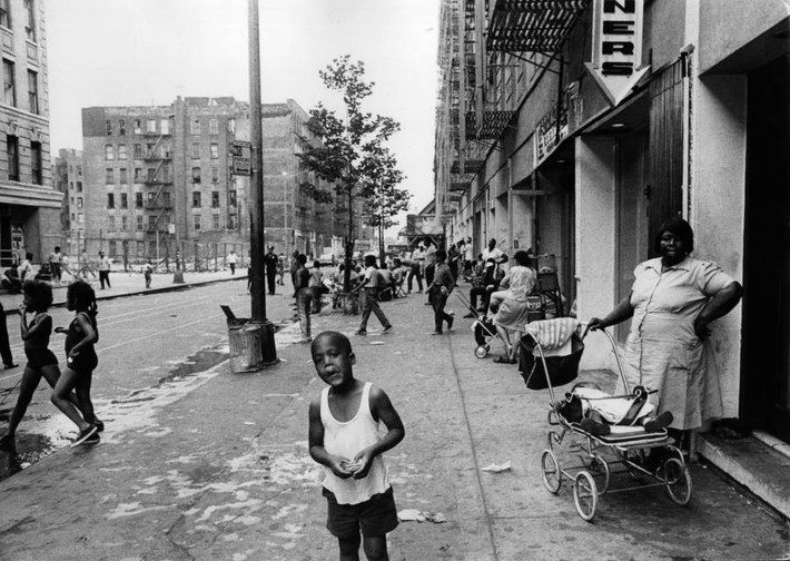 Bộ ảnh phần nào giúp độc giả hiểu thêm về cuộc sống ở thành phố New York vào những năm 1960. Ảnh chụp một góc khu phố Harlem hàng chục năm trước. (Nguồn: ATI).