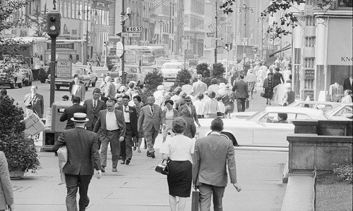 Mọi người hối hả đi làm trên đường phố Manhattan năm 1964. Ảnh: ATI.