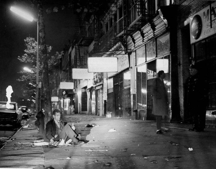 Một người đàn ông vô gia cư ngồi ngoài đường năm 1967. Ảnh: ATI.