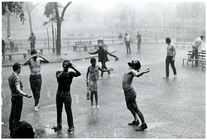 Nhiều thanh niên thích thú tắm mưa ở công viên quảng trường Tompkins năm 1967. Ảnh: ATI.