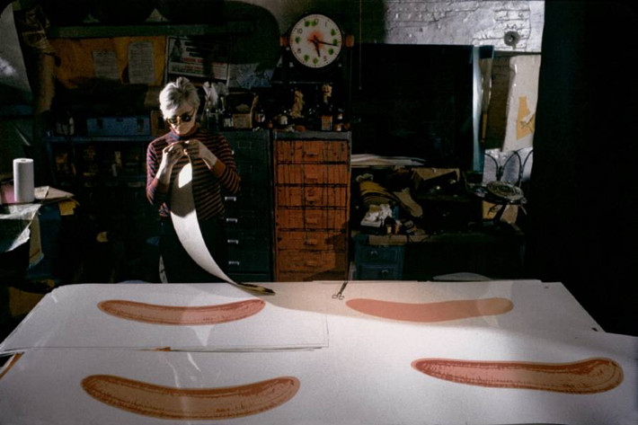 Họa sĩ nổi tiếng Andy Warho làm việc trong studio của ông ở New York năm 1966. Ảnh: ATI.