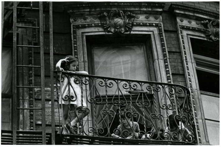 Các em nhỏ chơi ngoài ban công năm 1967. Ảnh: ATI.