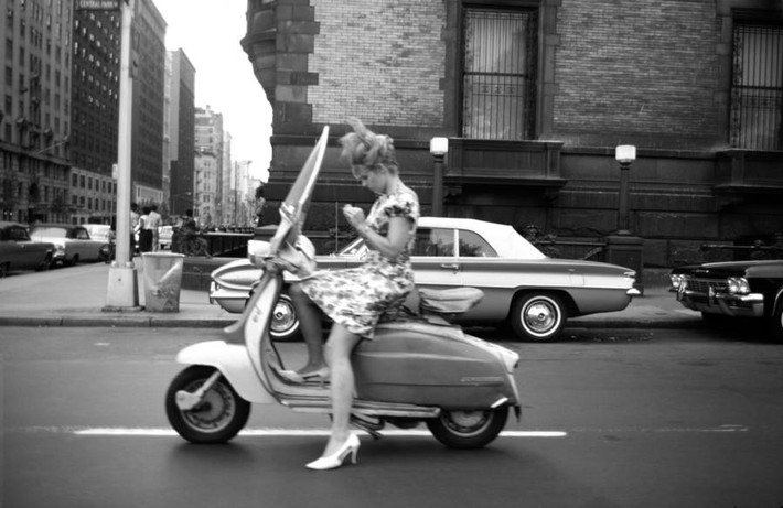 Cô gái trẻ đi xe ga dừng lại trên đường phố New York năm 1965. Ảnh: ATI.
