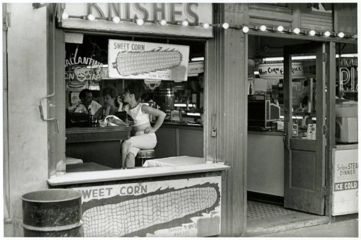 Một nhà hàng ở Coney Island năm 1966. Ảnh: ATI.