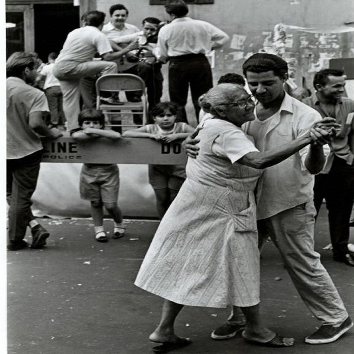 Nam thanh niên và người phụ nữ lớn tuổi khiêu vũ tại East Village năm 1967. Ảnh: ATI.