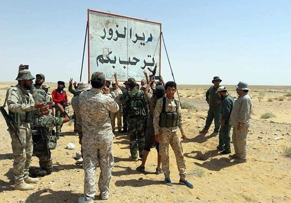 “Lực lượng Mãnh Hổ Syria đang tiến rất nhanh về phía đông và dân chúng đã đổ ra đường phố Deir Ezzor ăn mừng sau khi tin tức về việc giải vây lan truyền trên mạng xã hội”, nguồn tin cho hay. Ảnh: FNA.