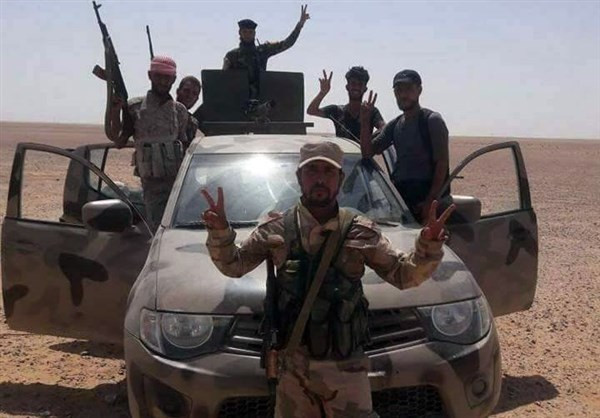 “Binh sĩ Syria đã giải phóng đỉnh đồi Tal Al-Abd và khu Al-Hera gần ranh giới phía tây bắc của Deir Ezzor”, AMN đưa tin. Ảnh: FNA.