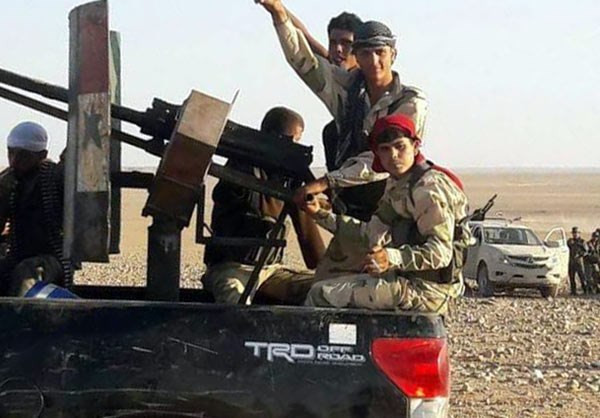 Lực lượng Syria trên xe quân sự tiến về Deir Ezzor. Ảnh: FNA.