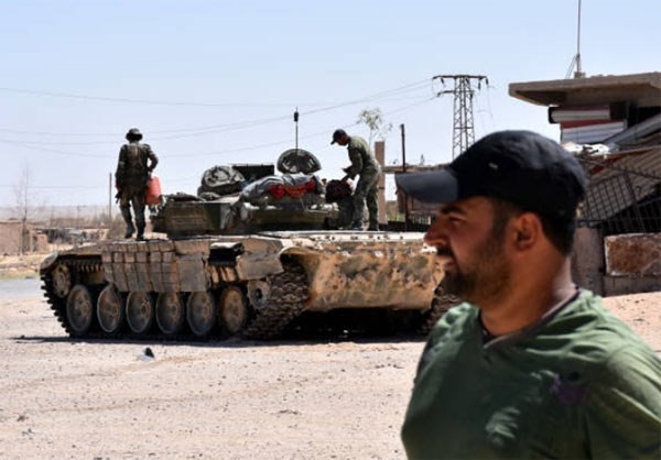 “Khi Jafra được giải phóng, lực lượng Vệ binh Cộng hòa Syria có thể cắt đứt tuyết đường tiếp vận quan trọng của tổ chức khủng bố IS từ trang trại Al-Muriiya (phía nam thành phố) tới Saqr Island”, nguồn tin nói thêm. Ảnh: FNA.