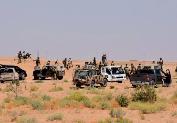 Trong khi đó, ở bờ đông sông Euphrates, Lực lượng Dân chủ Syria (SDF) do Mỹ hậu thuẫn tiếp tục tiến về phía bắc của thành phố Deir Ezzor và đã giành quyền kiểm soát nhiều cứ điểm xung quanh Al-Salihiyah. Ảnh: Lực lượng ủng hộ chính phủ Syria trên chiến trường. Ảnh: FNA.