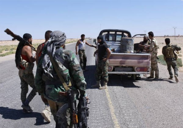 Hãng Fars (Iran) cho biết thêm, quân đội Syria tiếp tục đẩy mạnh chiến dịch quân sự nhằm quét sạch phiến quân IS ra khỏi tỉnh Deir Ezzor. Ảnh: FNA.