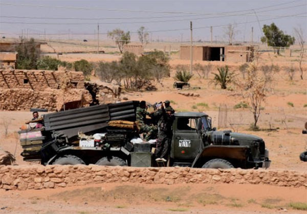 Xe quân sự của lực lượng chính phủ Damascus tham gia chiến dịch giải phóng Deir Ezzor. Ảnh: FNA.