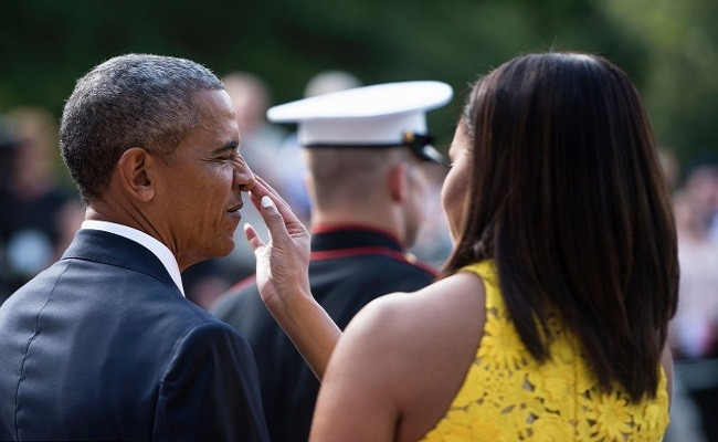 Khoảnh khắc này được chụp khi vợ chồng Tổng thống Mỹ Barack Obama chờ đón tiếp Thủ tướng Singapore hồi năm 2016. Ảnh: Brightside.