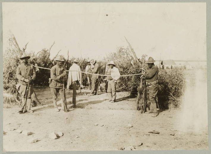 Lính Mỹ canh giữ các tù binh Mexico bị bắt trong cuộc xung đột quân sự ở Mexico năm 1916. Ảnh: ATI.
