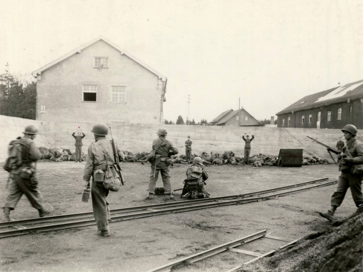 Vụ hành quyết các binh sĩ Đức Quốc xã tại khu trại tập trung Dachau ở Ba Lan năm 1945. Ảnh: ATI.