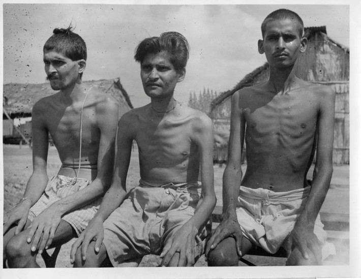 Ba tù nhân chiến tranh Ấn Độ tại nhà tù của Nhật ở Singapore năm 1945. Ảnh: ATI.