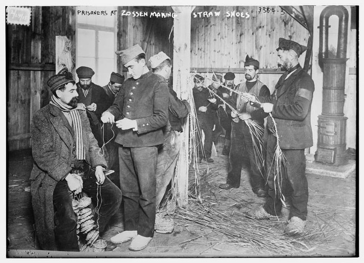 Các tù nhân làm giày bằng rơm tại trại giam Zossen ở Đức năm 1914 trong thời kỳ Chiến tranh Thế giới Thứ nhất. Ảnh: ATI.