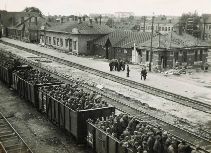 Quân đội Đức Quốc xã chuyển các tù binh Liên Xô từ Minsk (Belarus) tới Ba Lan năm 1941. Ảnh: ATI.