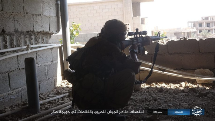 Một tay súng ngắm bắn lực lượng chính phủ Syria ở Sakr. Ảnh: AMN.