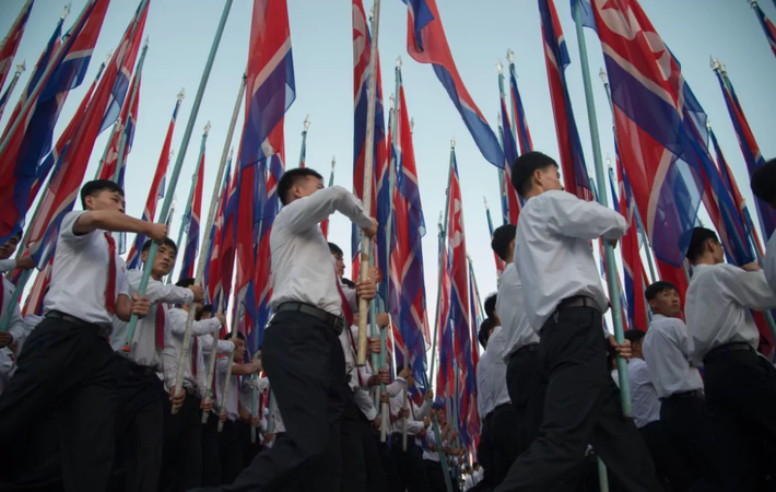 Sinh viên diễu hành tại Quảng trường Kim Il-sung ở thủ đô của Triều Tiên ngày 23/9. Ảnh: WP.
