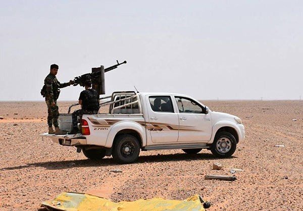 Trong khi đó, các chiến đấu cơ Syria trút “mưa” bom xuống căn cứ và tuyến đường tiếp vận của nhóm IS gần thị trấn al-Shoula, vùng nông thôn phía tây Deir Ezzor, qua đó tiêu diệt nhiều phần tử khủng bố. Ảnh: FNA.