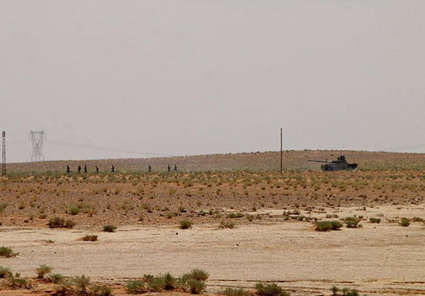 Một chiếc xe tăng của lực lượng Syria di chuyển trên chiến trường. Ảnh: FNA.