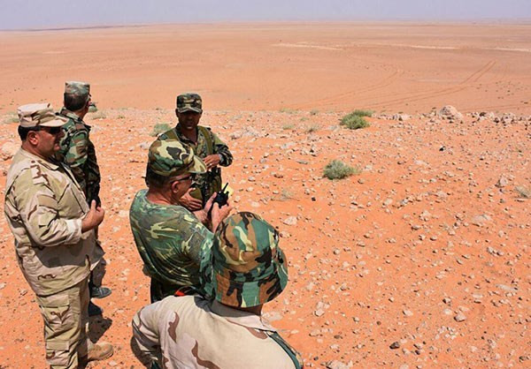 Hãng Fars (Iran) đưa tin, quân đội Syria đã tấn công dồn dập các tuyến phòng thủ của phiến quân IS hôm 8/9, buộc nhóm khủng bố phải rút lui khỏi một căn cứ chiến lược gần thành phố Deir Ezzor. Ảnh: FNA.