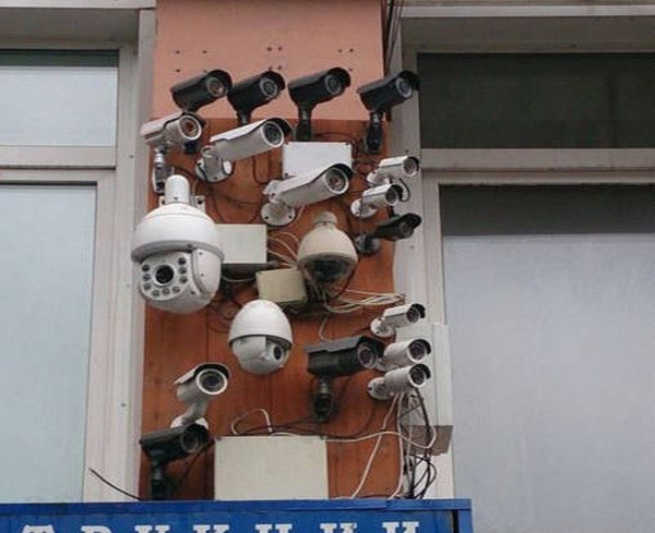 Chắc hẳn nhiều người thắc mắc tại sao lại có nhiều camera lắp ở một chỗ như vậy? Ảnh: ER.