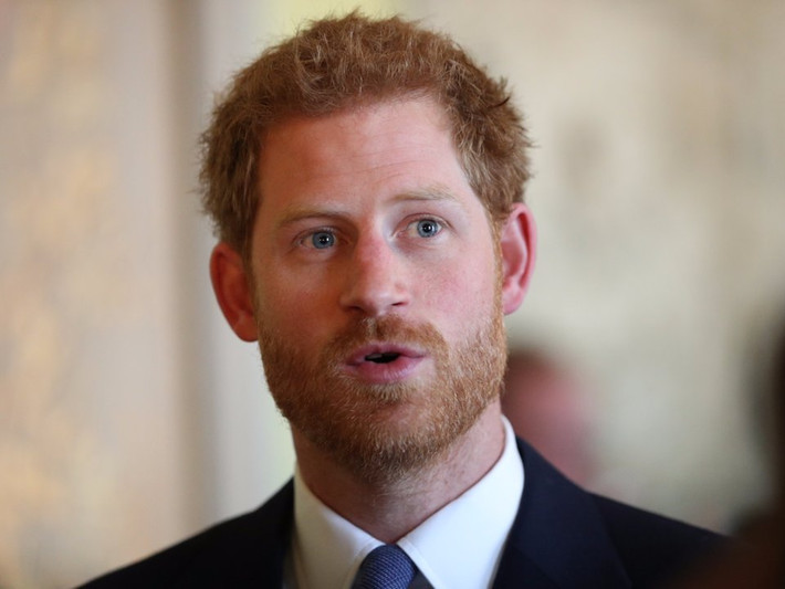Tháng 6/2017: Hoàng tử Harry đã tặng nữ diễn viên Meghan một chiếc nhẫn khác. Ảnh: Insider.