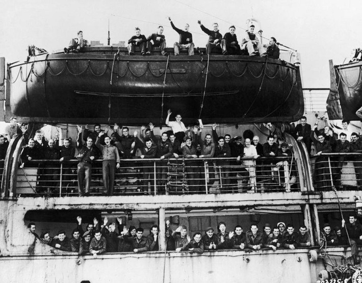 Các tù binh chiến tranh Mỹ lên đường trở về nhà ngày 19/4/1945. Ảnh: ATI.